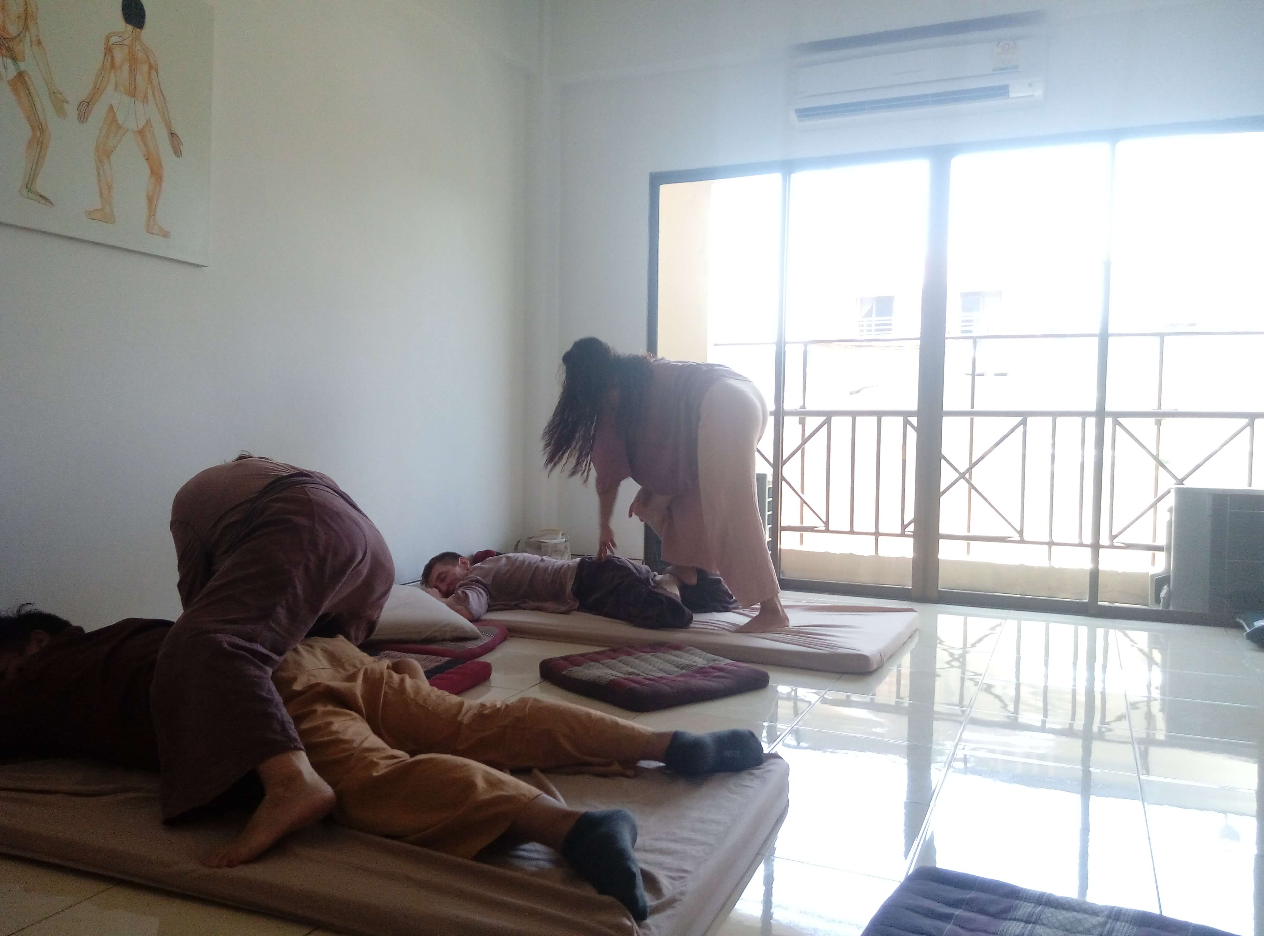 Азиатская жена-любитель получает массаж со счастливым концом